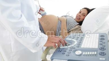 布鲁内特孕妇的超声波扫描